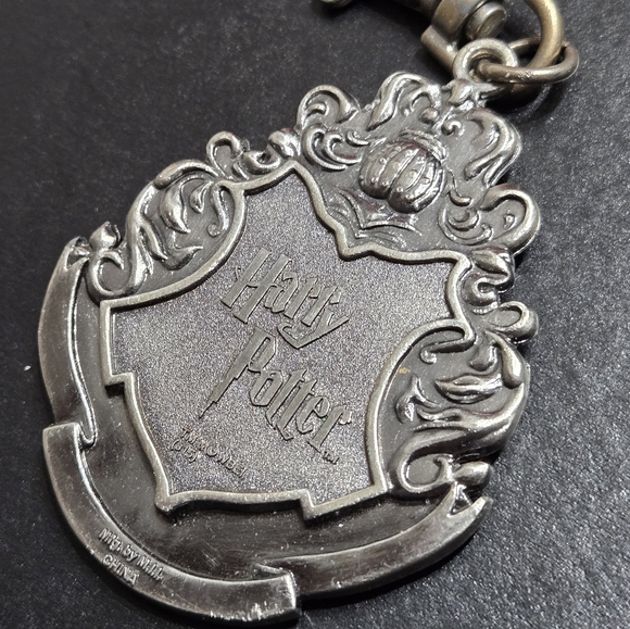 Harry Potter Hogwarts Crest Keychain Keyring Heavy Metal Embossed Great Cond - Picture 4 of 4